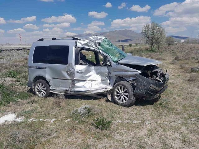 Konya tır ile hafif ticari ara&ccedil; &ccedil;arpıştı: 1 &ouml;l&uuml; 2