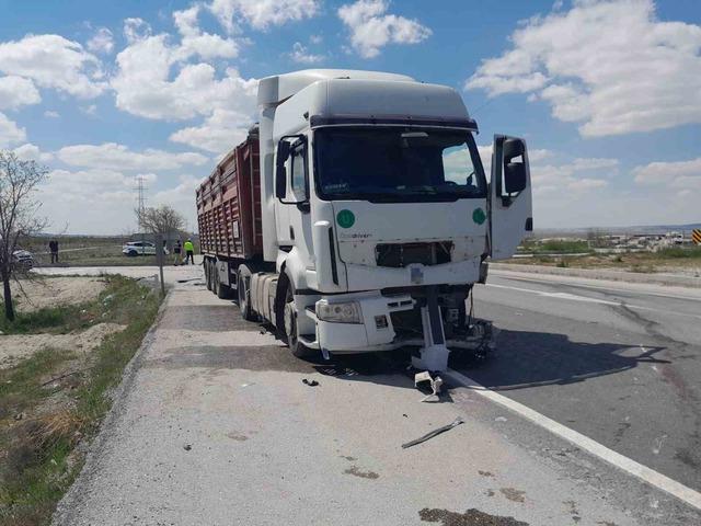 Konya tır ile hafif ticari ara&ccedil; &ccedil;arpıştı: 1 &ouml;l&uuml; 1