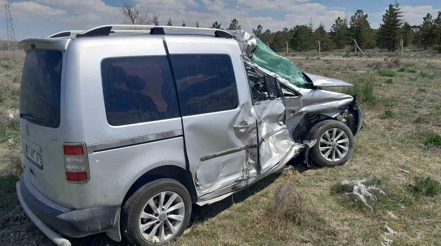 Konya tır ile hafif ticari ara&ccedil; &ccedil;arpıştı: 1 &ouml;l&uuml;