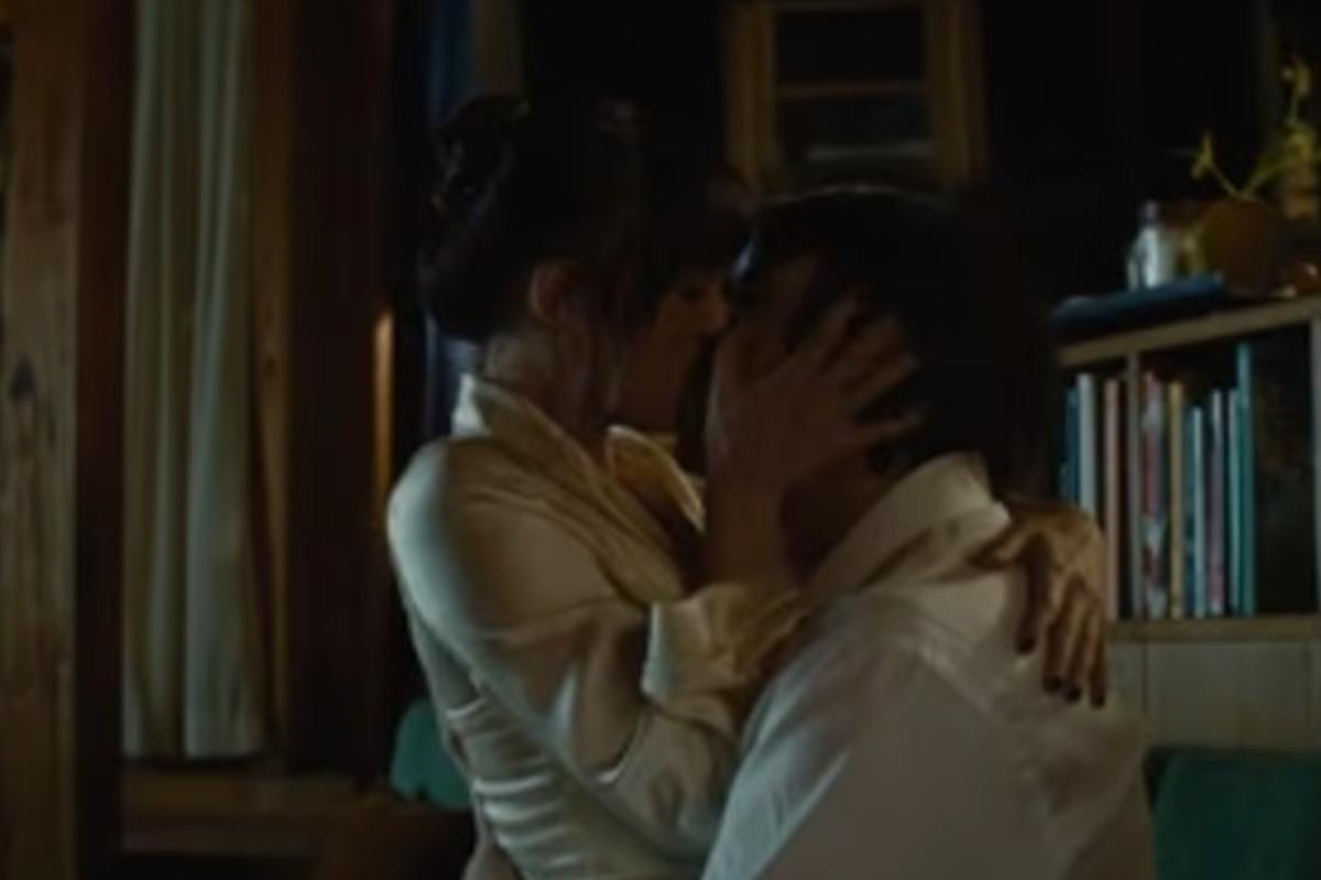 Verity fragmanına Anne Hathaway ve Dakota Johnson&rsquo;ın &ouml;p&uuml;şmesi damga vurdu 1