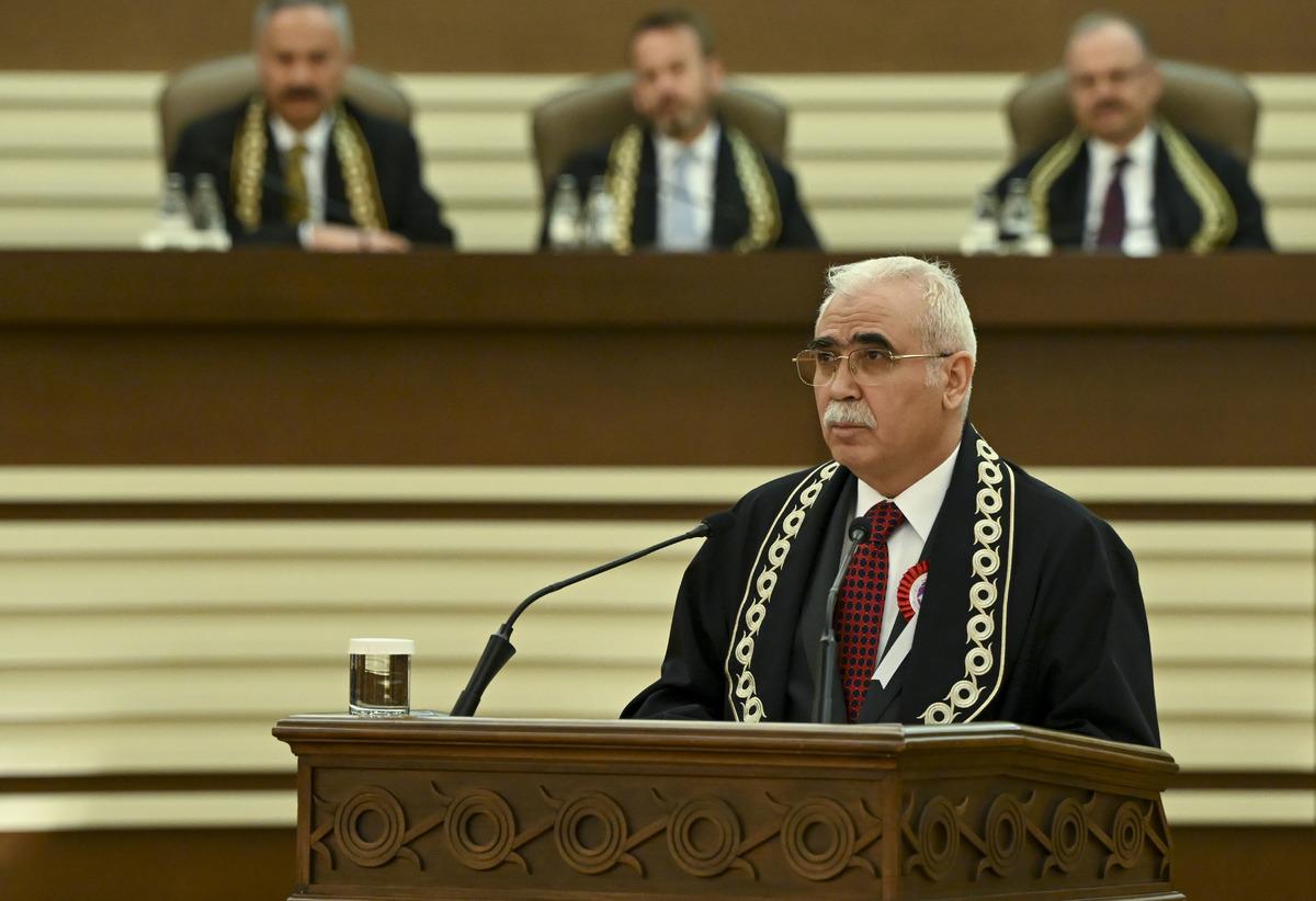 AYM Başkanı ndan  kul hakkı  &ccedil;ıkışı! Surelerden &ouml;rnek verdi 2