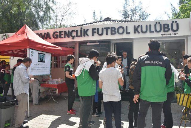 Amatör futbol kulübü, Hawking anısına helva dağıttı