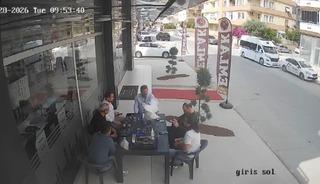 5. kattan u&ccedil;an tavuk masaya d&uuml;şt&uuml;! Panik anları kamerada