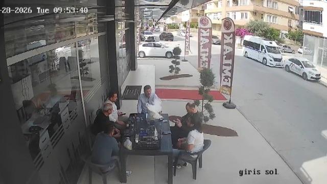 5. kattan uçan tavuk masaya düştü! Panik anları kamerada