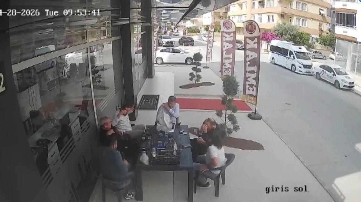 5. kattan u&ccedil;an tavuk masaya d&uuml;şt&uuml;! Panik anları kamerada 3