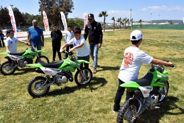 Aliağa’da çocukların motosiklet heyecanı