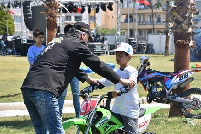 Aliağa’da çocukların motosiklet heyecanı