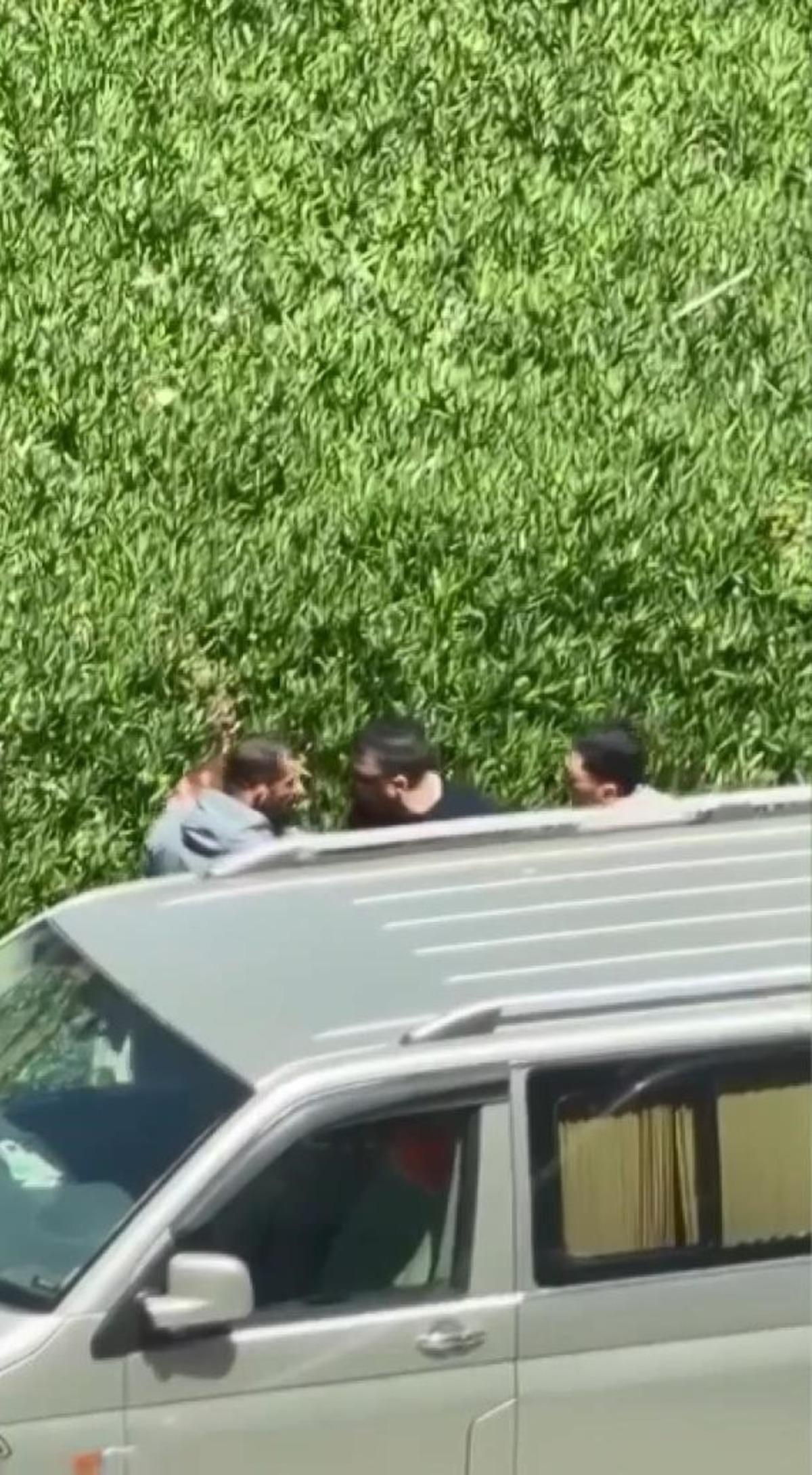 Sokak ortasında kadını yumrukladı! Yardım etmek isteyenlere de saldırdı 3