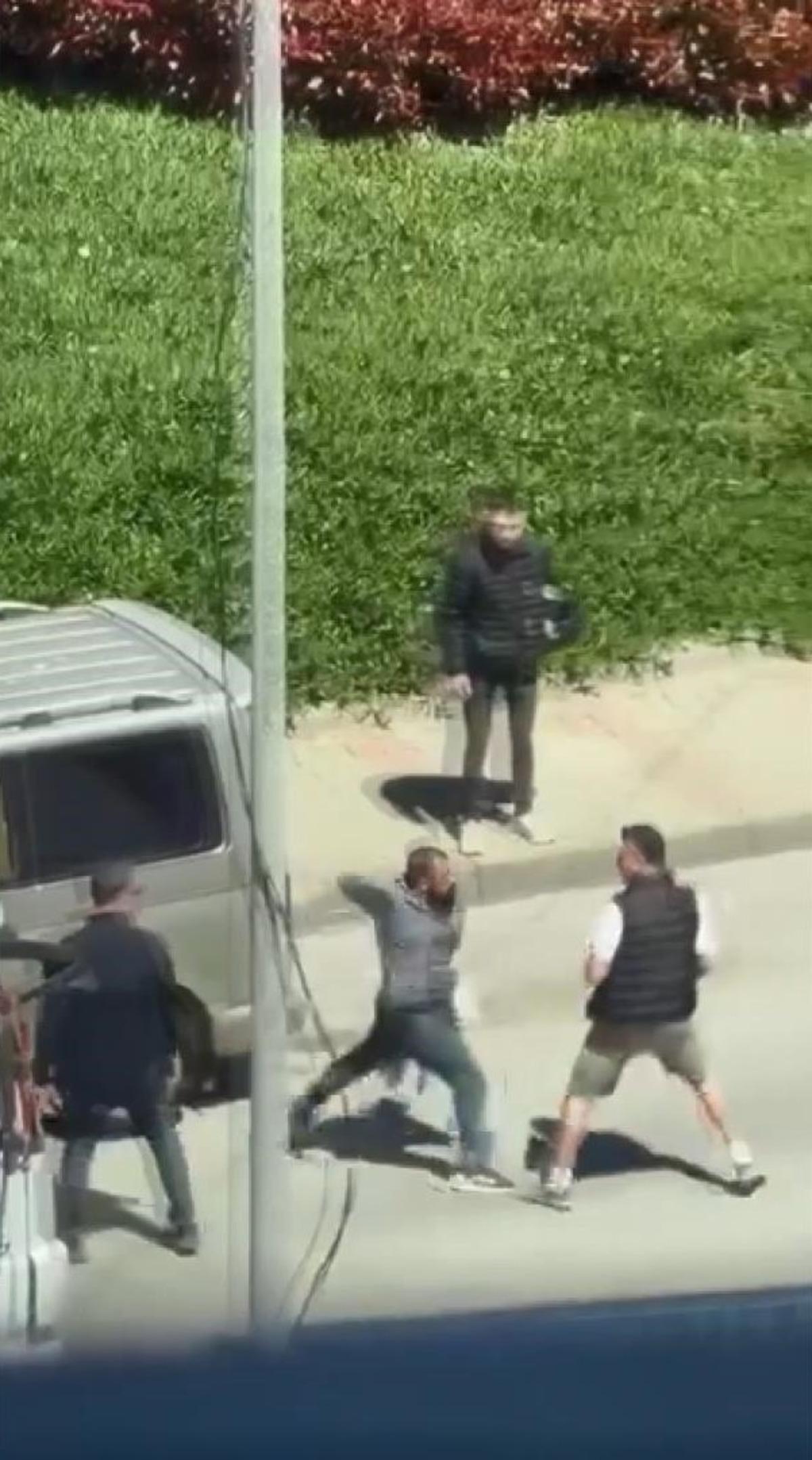 Sokak ortasında kadını yumrukladı! Yardım etmek isteyenlere de saldırdı 5