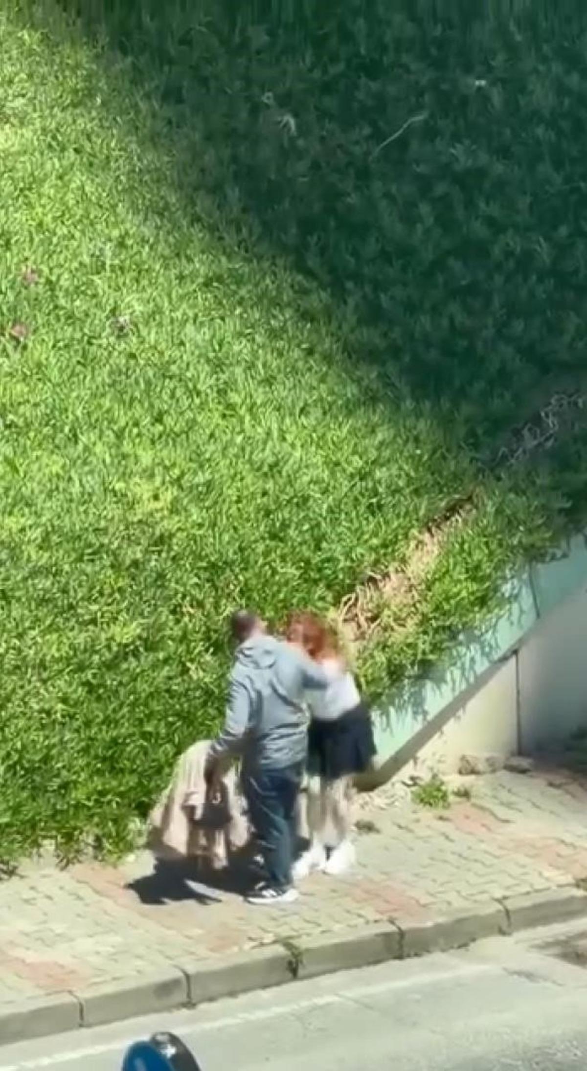 Sokak ortasında kadını yumrukladı! Yardım etmek isteyenlere de saldırdı 4