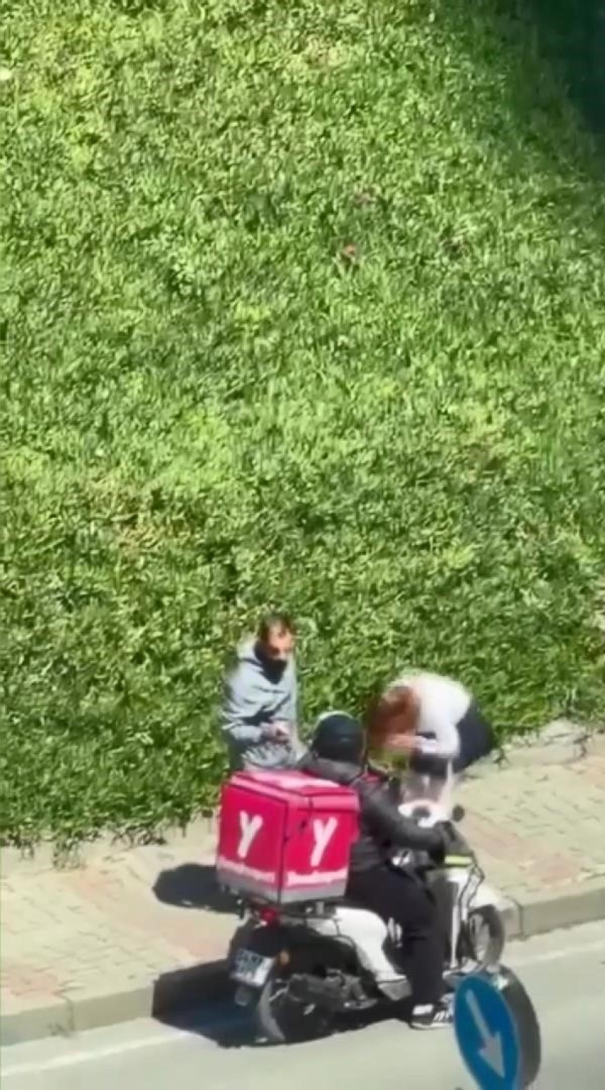 Sokak ortasında kadını yumrukladı! Yardım etmek isteyenlere de saldırdı 1