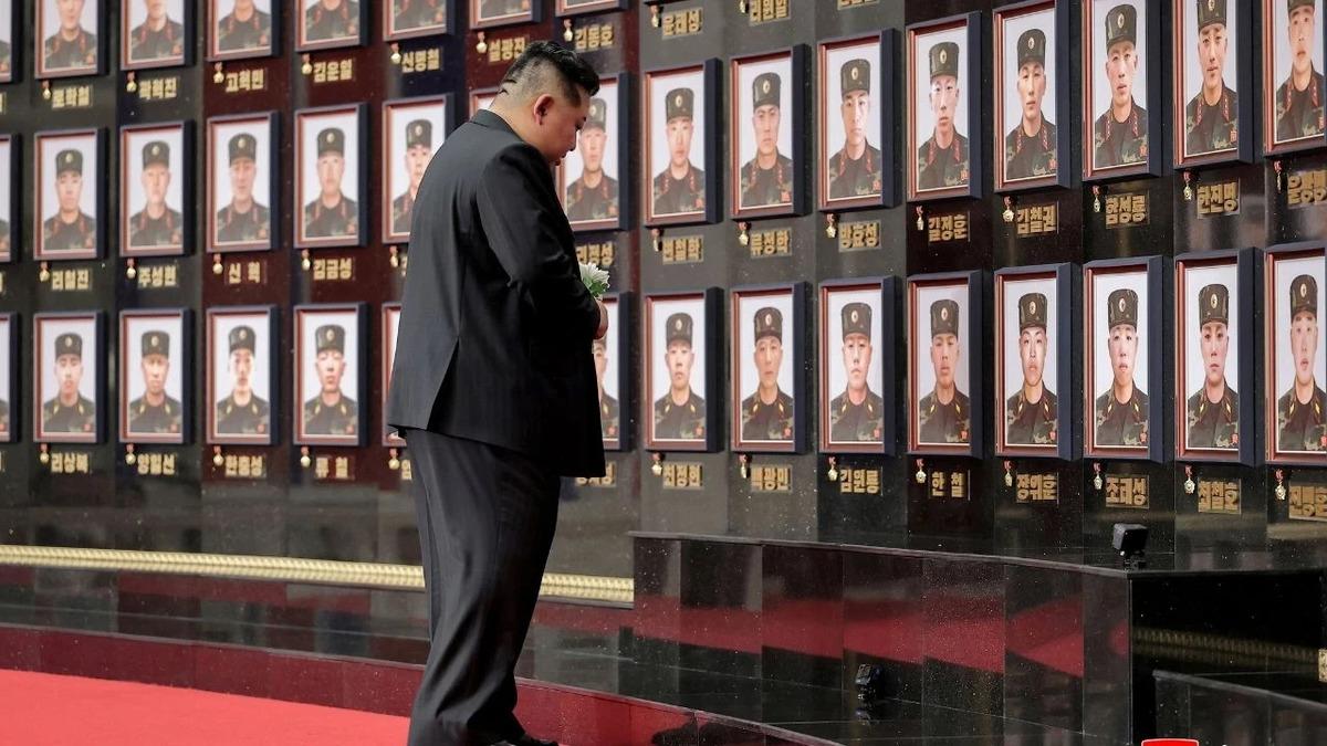 G&ouml;r&uuml;nt&uuml;ler Kuzey Kore den! Kim Jong-Un a&ccedil;ıkladı: "Kendilerini patlatarak şehit oldular" 1