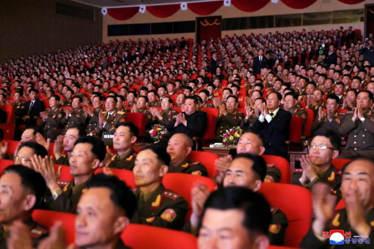 G&ouml;r&uuml;nt&uuml;ler Kuzey Kore den! Kim Jong-Un a&ccedil;ıkladı: "Kendilerini patlatarak şehit oldular" 2