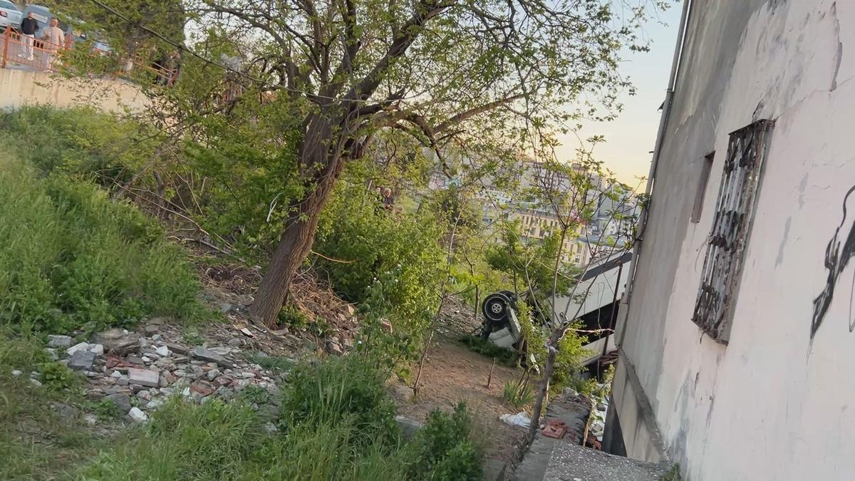 Kağıthane de korkun&ccedil; kaza! Takla atıp evin &ccedil;atısına d&uuml;şt&uuml;... Kahreden detay ortaya &ccedil;ıktı 12
