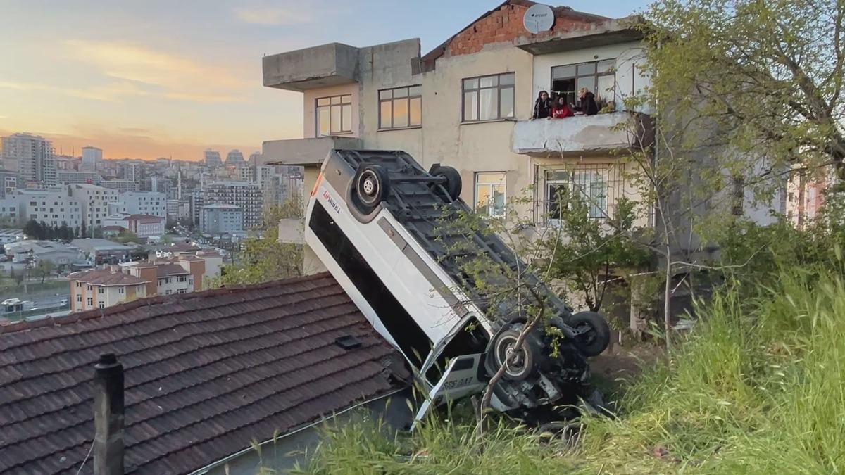 Kağıthane'de korkunç kaza! Takla atıp evin çatısına düştü... Kahreden detay ortaya çıktı