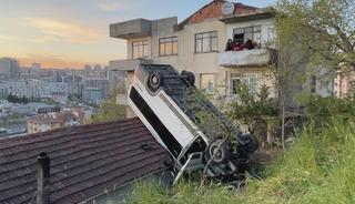 Kağıthane'de korkun&ccedil; kaza! Takla atıp evin &ccedil;atısına d&uuml;şt&uuml;... Kahreden detay ortaya &ccedil;ıktı