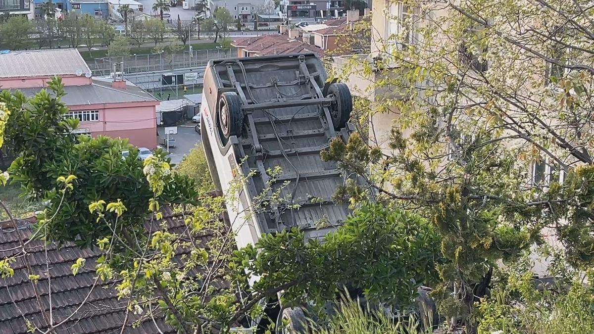 Kağıthane de korkun&ccedil; kaza! Takla atıp evin &ccedil;atısına d&uuml;şt&uuml;... Kahreden detay ortaya &ccedil;ıktı 11