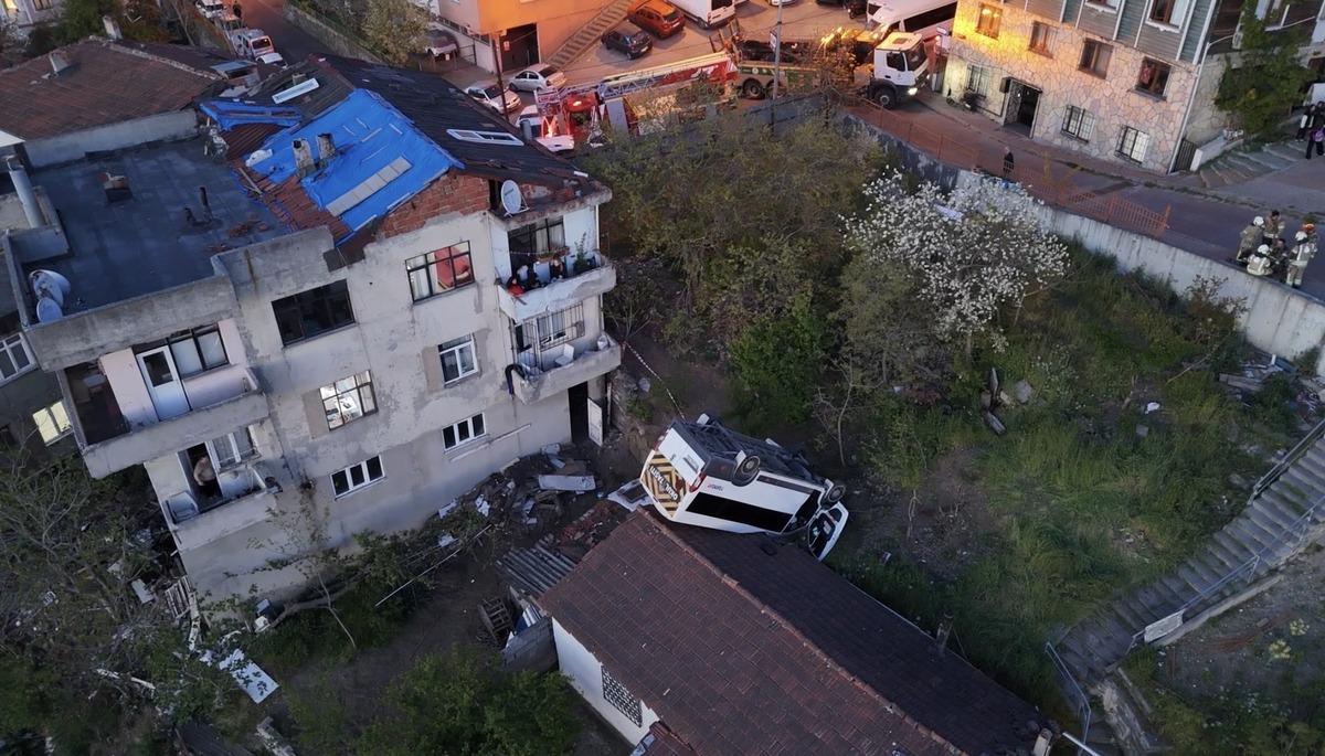 Kağıthane de korkun&ccedil; kaza! Takla atıp evin &ccedil;atısına d&uuml;şt&uuml;... Kahreden detay ortaya &ccedil;ıktı 9
