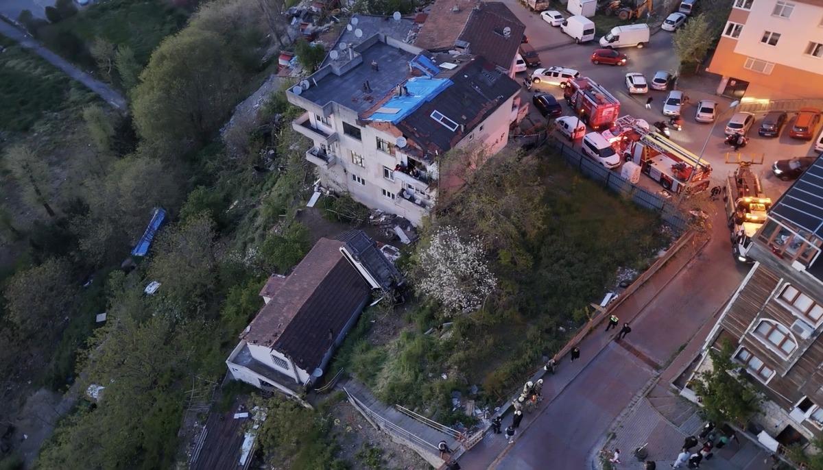 Kağıthane de korkun&ccedil; kaza! Takla atıp evin &ccedil;atısına d&uuml;şt&uuml;... Kahreden detay ortaya &ccedil;ıktı 6