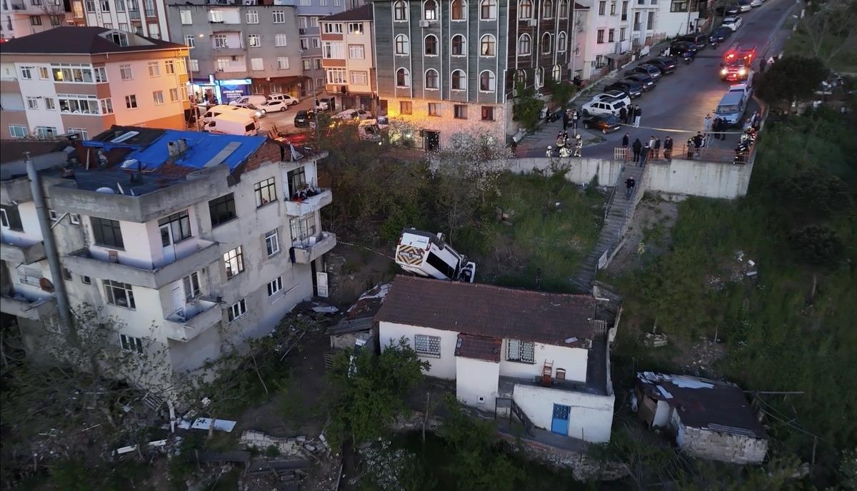 Kağıthane de korkun&ccedil; kaza! Takla atıp evin &ccedil;atısına d&uuml;şt&uuml;... Kahreden detay ortaya &ccedil;ıktı 5