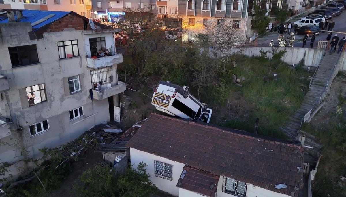 Kağıthane de korkun&ccedil; kaza! Takla atıp evin &ccedil;atısına d&uuml;şt&uuml;... Kahreden detay ortaya &ccedil;ıktı 4