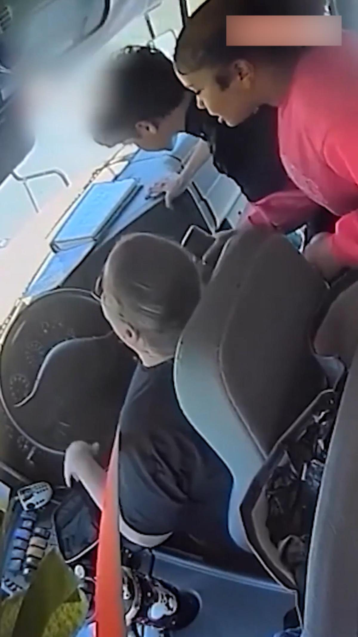 Film gibi anlar! S&uuml;r&uuml;c&uuml; yolda bayıldı: Ortaokul &ouml;ğrencileri bakın ne yaptı 1