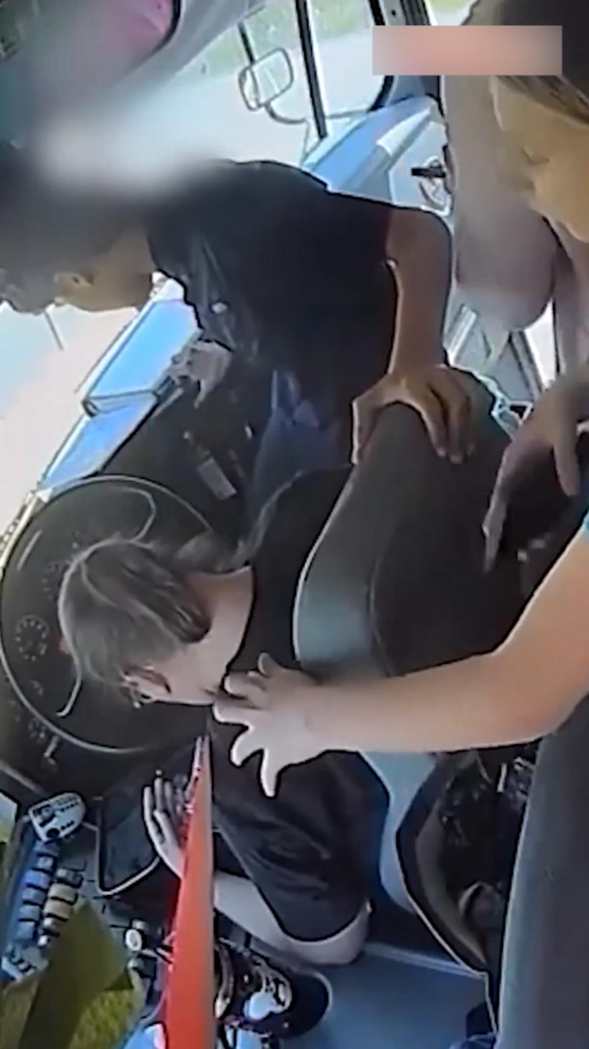 Film gibi anlar! S&uuml;r&uuml;c&uuml; yolda bayıldı: Ortaokul &ouml;ğrencileri bakın ne yaptı 4