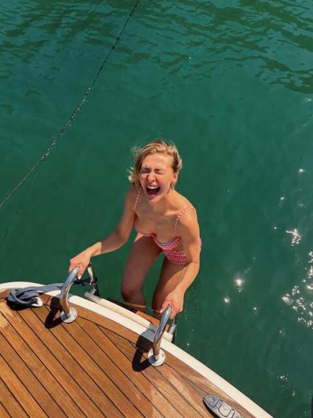 Melisa D&ouml;ngel l&uuml;ks tekneden peş peşe paylaştı! Bikinili pozlara beğeni yağdı 3