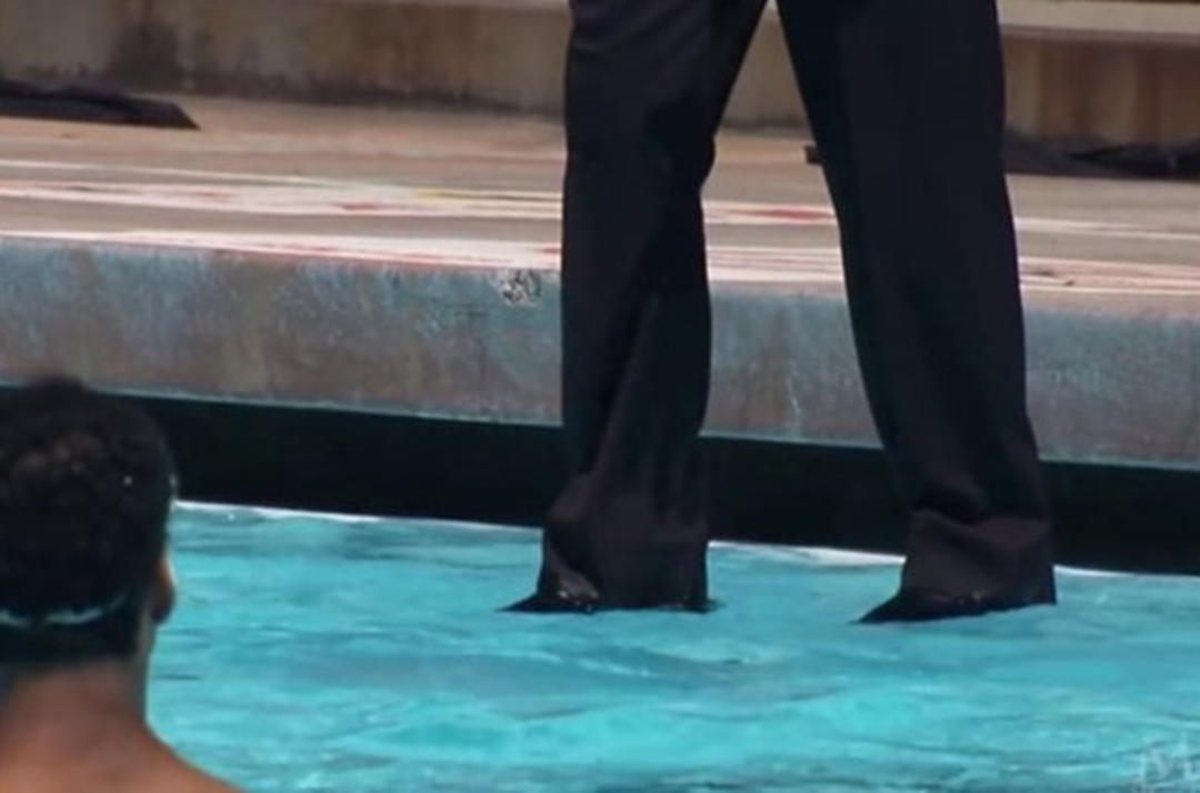 Suyun &uuml;st&uuml;nde y&uuml;r&uuml;d&uuml;!