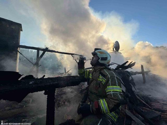 Restoran &ccedil;atısı alevlere teslim oldu 5