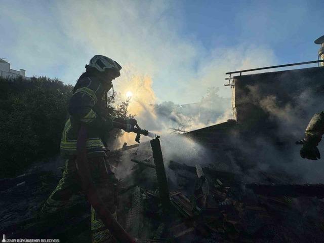 Restoran &ccedil;atısı alevlere teslim oldu 1