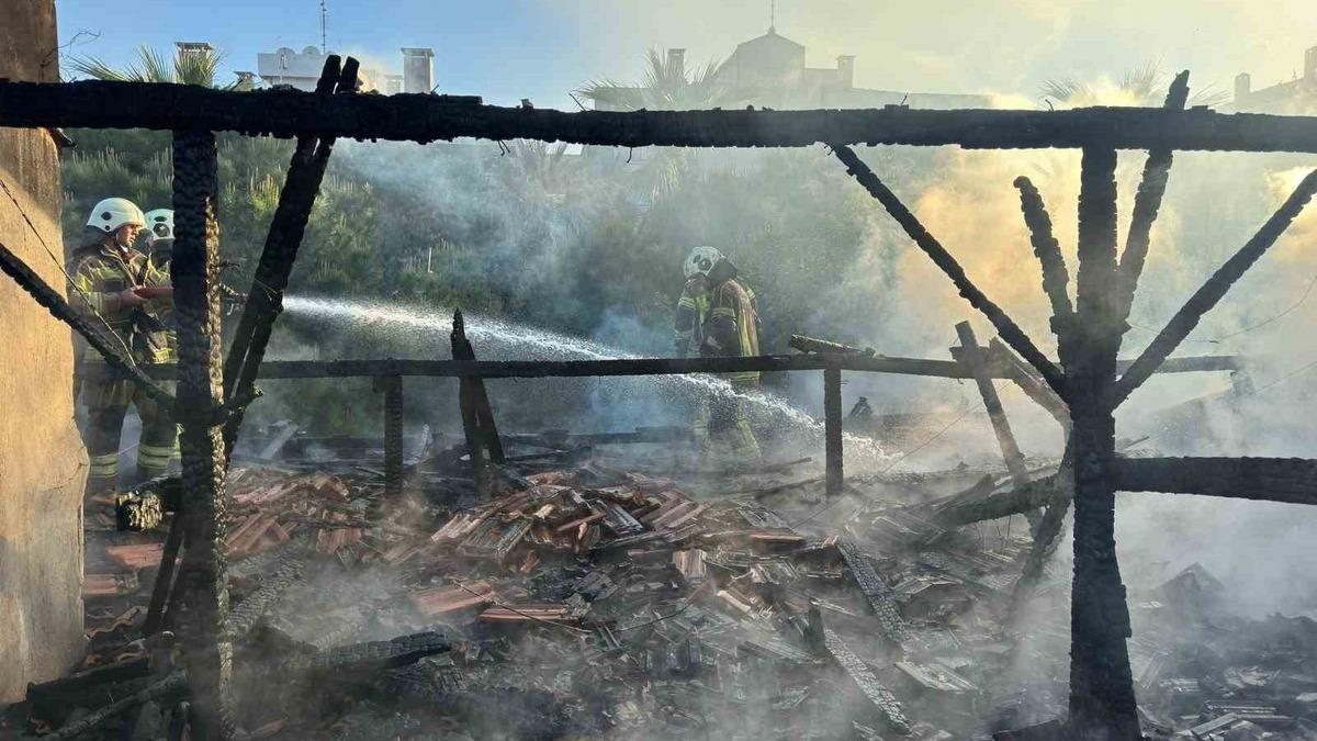 Restoran çatısı alevlere teslim oldu