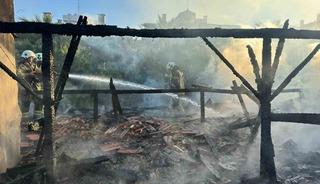 Restoran &ccedil;atısı alevlere teslim oldu