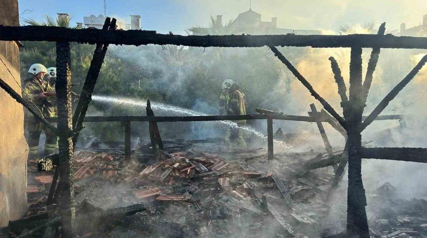 Restoran &ccedil;atısı alevlere teslim oldu