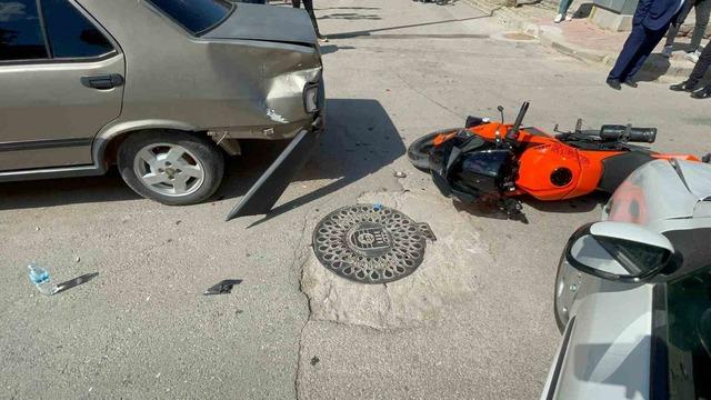 Motosikletin otomobille &ccedil;arpıştığı kaza kamerada: 1 yaralı 3