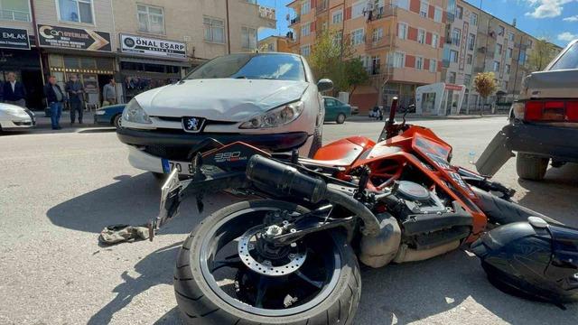 Motosikletin otomobille &ccedil;arpıştığı kaza kamerada: 1 yaralı 2