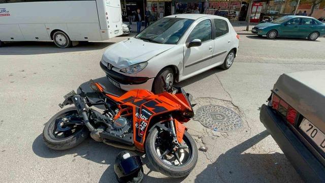 Motosikletin otomobille &ccedil;arpıştığı kaza kamerada: 1 yaralı 1