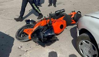 Motosikletin otomobille &ccedil;arpıştığı kaza kamerada: 1 yaralı