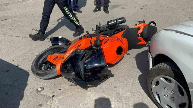 Motosikletin otomobille çarpıştığı kaza kamerada: 1 yaralı