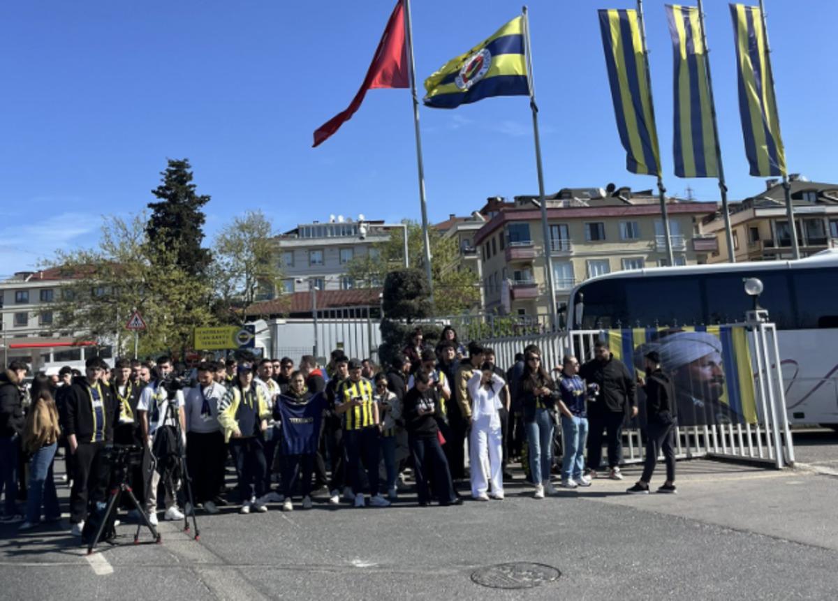 Fenerbah&ccedil;e taraftarı tesislerde! Y&ouml;netime tepki b&uuml;y&uuml;yor:  Ya Tedesco ya hi&ccedil;  2