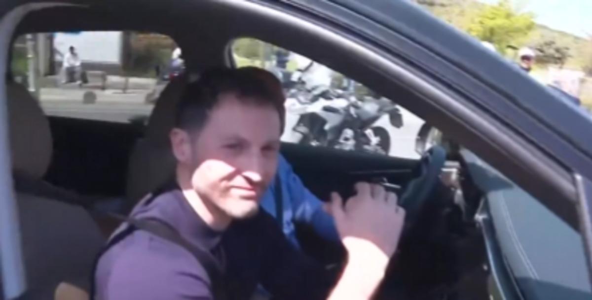 Fenerbah&ccedil;e taraftarı tesislerde! Y&ouml;netime tepki b&uuml;y&uuml;yor:  Ya Tedesco ya hi&ccedil;  1