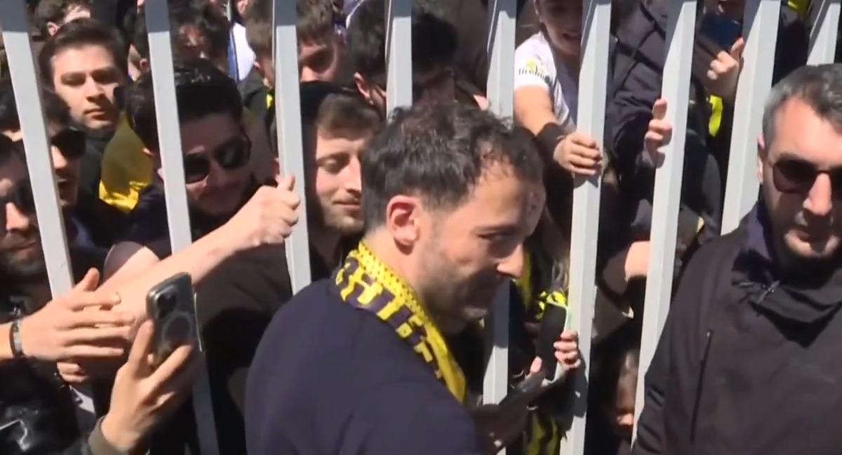 Fenerbah&ccedil;e taraftarı tesislerde! Y&ouml;netime tepki b&uuml;y&uuml;yor:  Ya Tedesco ya hi&ccedil;  3