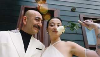 Hamile olduğunu a&ccedil;ıkladı! Eşinin yaşı merak edildi