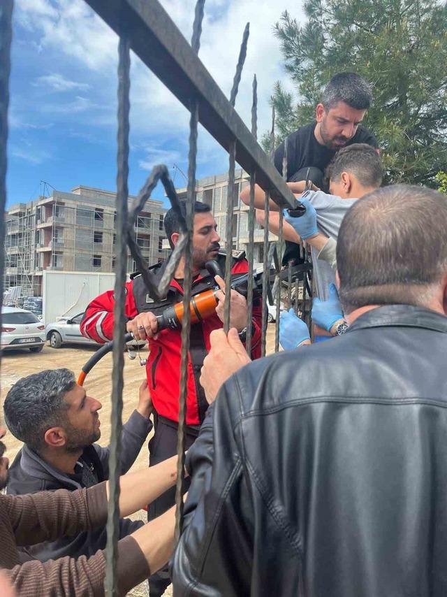 Diyarbakır’da demir korkuluk, küçük çocuğun koluna saplandı 1