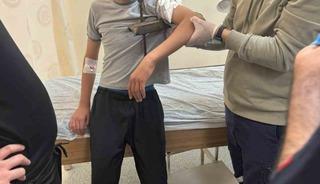 Diyarbakır&rsquo;da demir korkuluk, k&uuml;&ccedil;&uuml;k &ccedil;ocuğun koluna saplandı