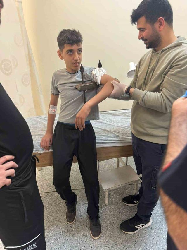 Diyarbakır’da demir korkuluk, küçük çocuğun koluna saplandı