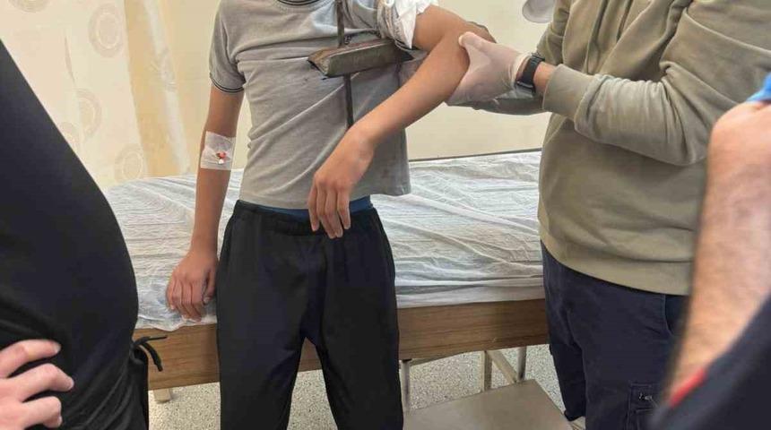 Diyarbakır&rsquo;da demir korkuluk, k&uuml;&ccedil;&uuml;k &ccedil;ocuğun koluna saplandı