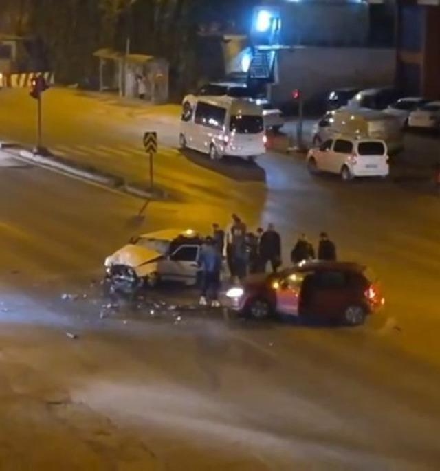 Otomobiller kafa kafaya &ccedil;arpıştı; 2 yaralı 1