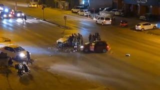 Otomobiller kafa kafaya çarpıştı; 2 yaralı