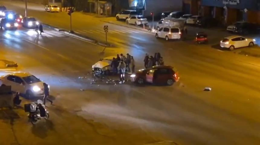 Otomobiller kafa kafaya &ccedil;arpıştı; 2 yaralı